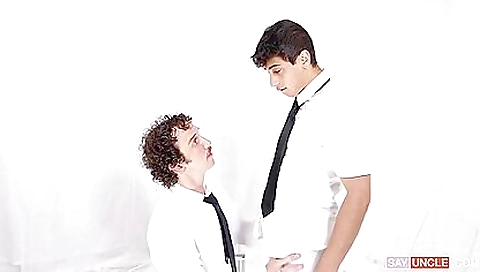 Hawt babe fucks like a hawt chick