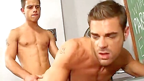 Hotie amateur latina takes it in the ass