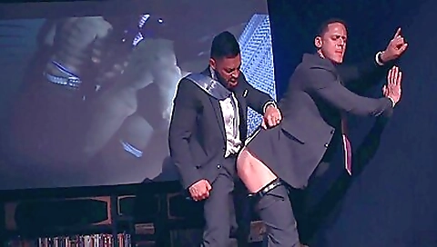 Sexy girlfriend loves fucking in the park